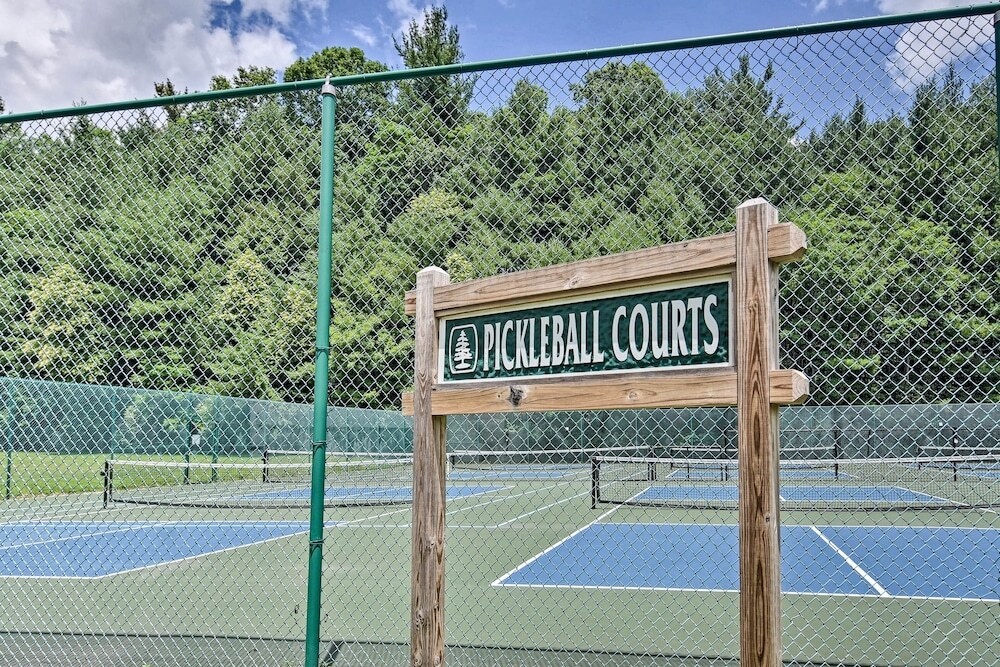 Pool & Lake Access: Idyllic Cottage in Newland