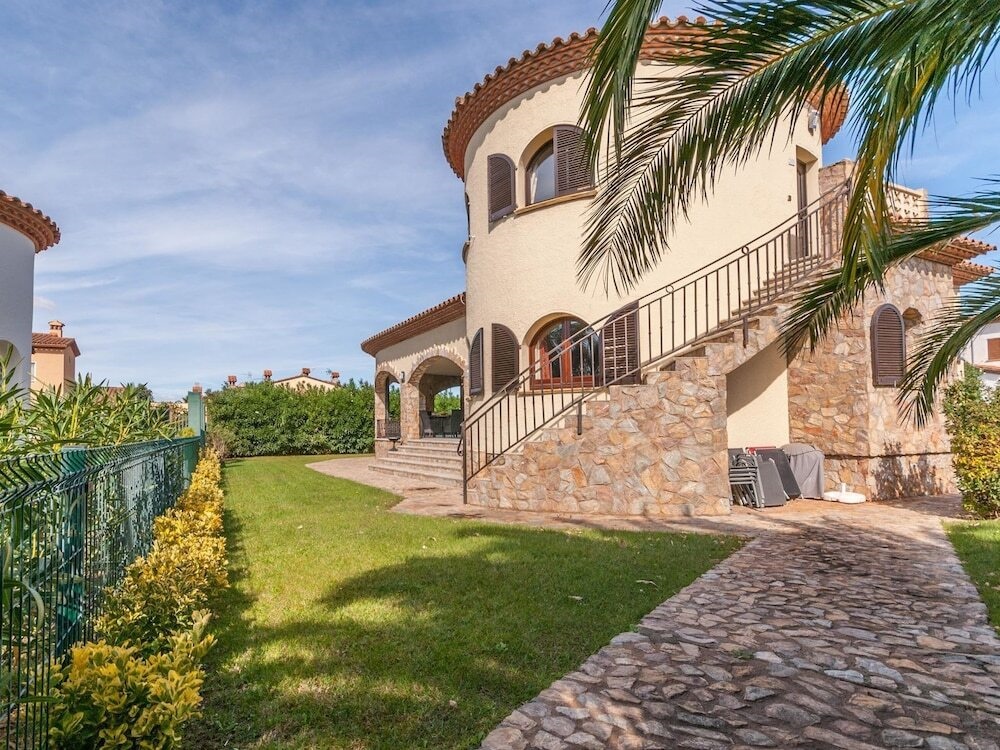 Gorgeous Holiday Home In Torroella De Fluvia With Garden