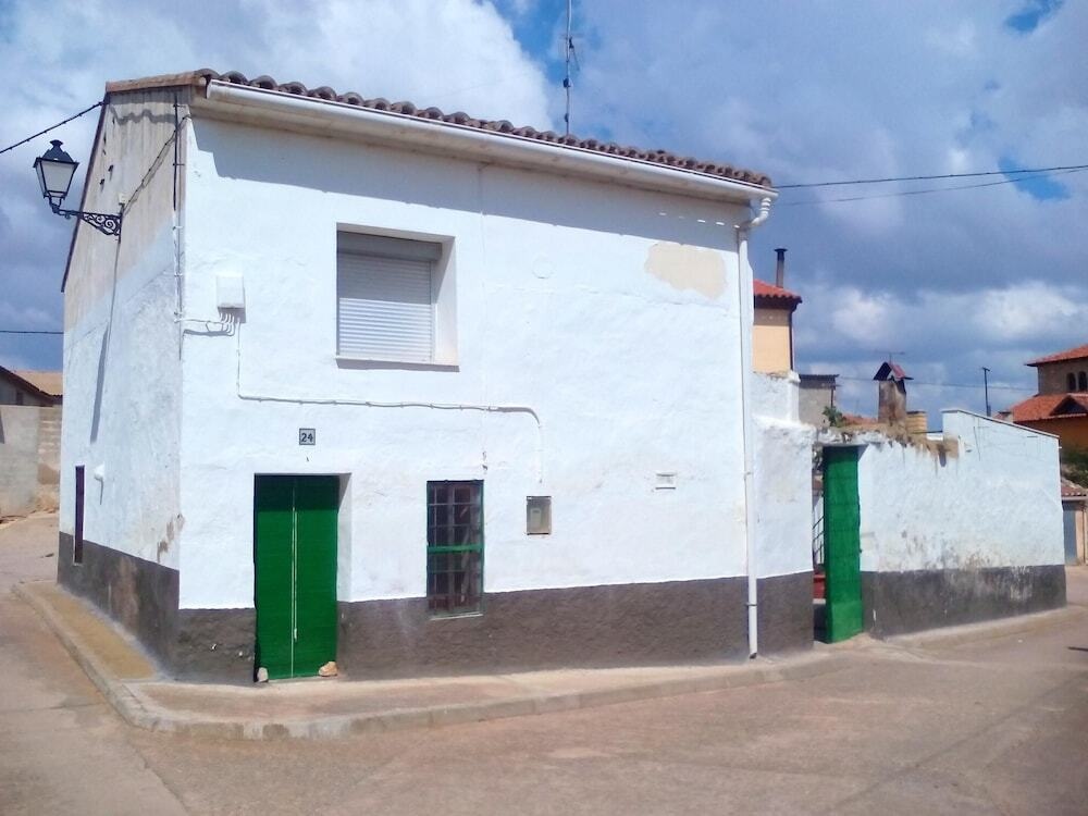 House With in El Poyo del Cid With Enclosed Garden