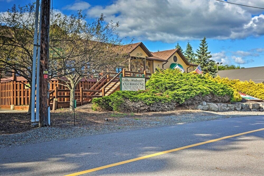 Large Deck + Resort Amenities: Lake Ariel Retreat