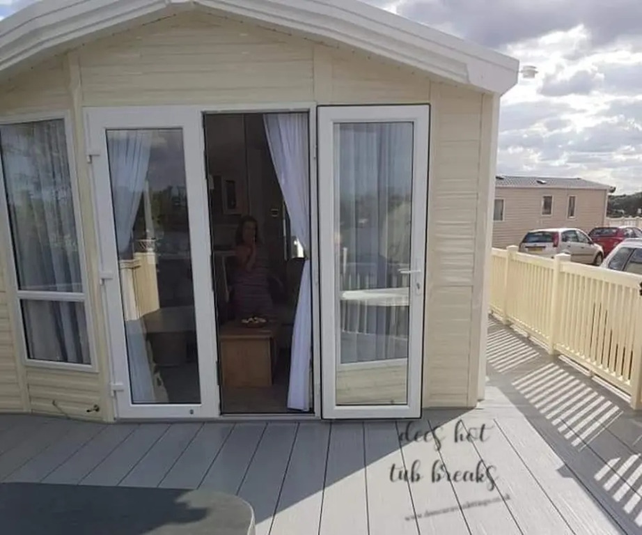 Lakeside Hot Tub Holiday Tattershall Lakes