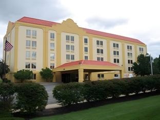 La Quinta Inn & Suites By Wyndham Cleveland Airport West