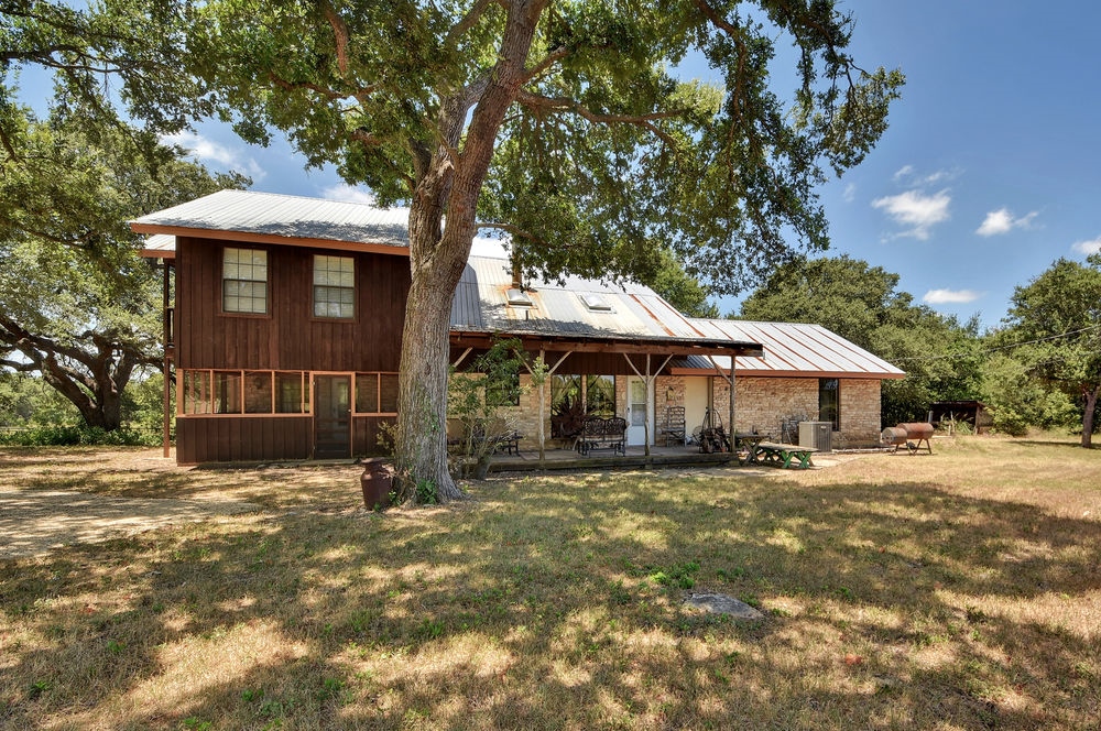 Country Home With All The Fixings By Redawning