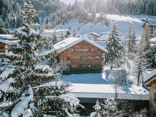 Alpina Lech Geborgen in den Bergen