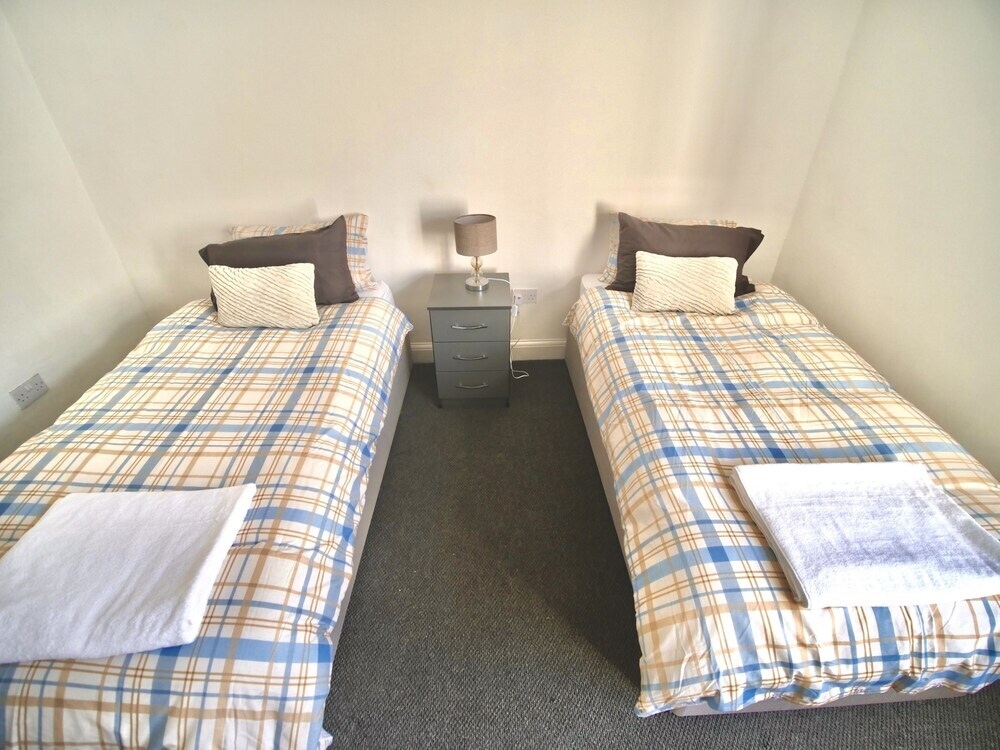 Lovely 6 Bed Property Located Within Dudley