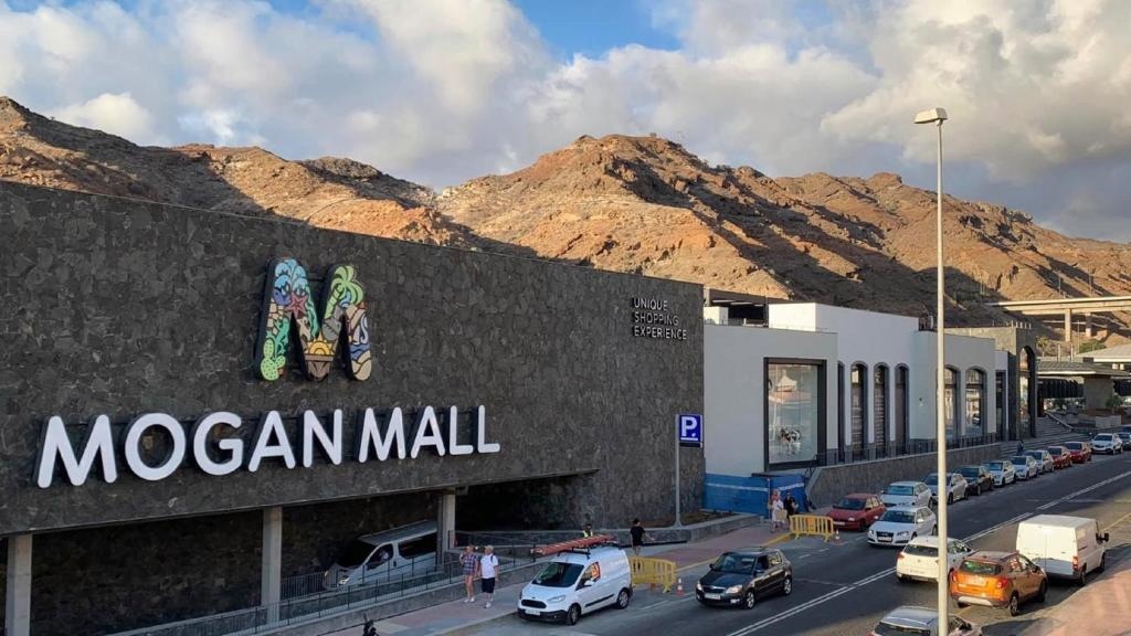 Modern Family Home Above Swimming Pool