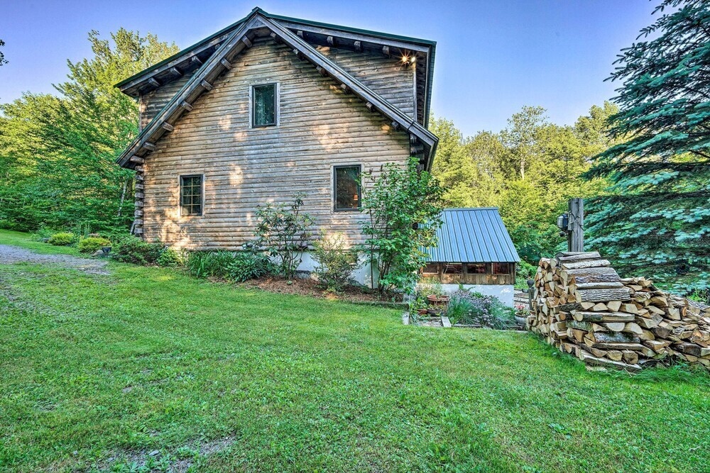 Cozy Mount Snow Chalet W/ Game Room & Hot Tub
