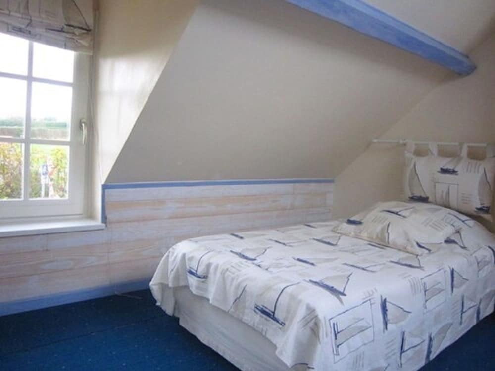 Stunning Holiday Home in Escalles Near Sea