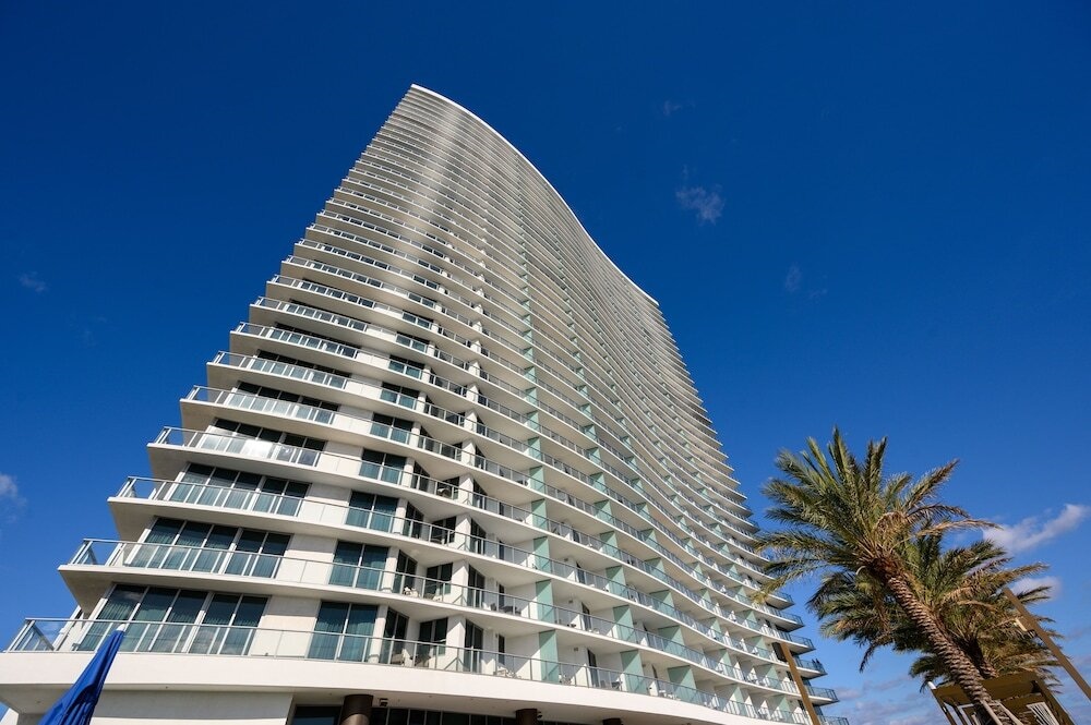 Hyde Resort Sophistication W/ Infinity Pools & Gym 2 Bedroom Condo