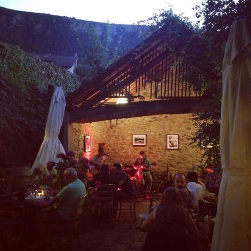 Les tables de la fontaine