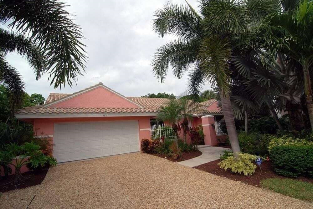 On The Green - Golfers Dream Home! 3 Bedroom Home