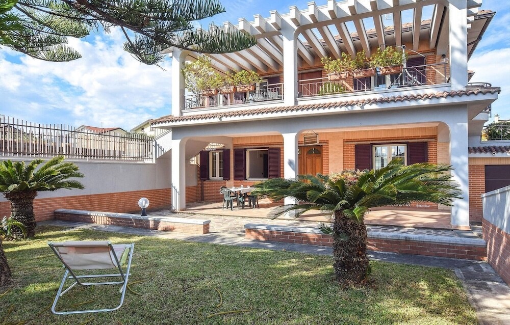 Nice Apartment In Davoli Marina With 2 Bedrooms And Wifi