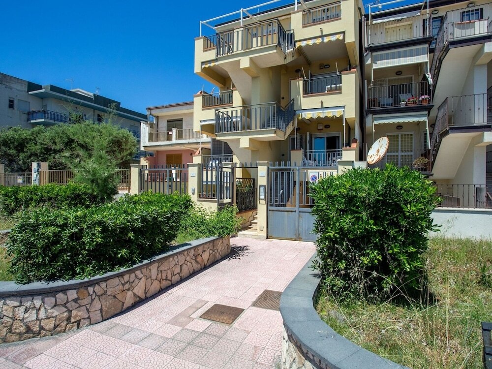 Homely Apartment In Furci Siculo Near The Sea