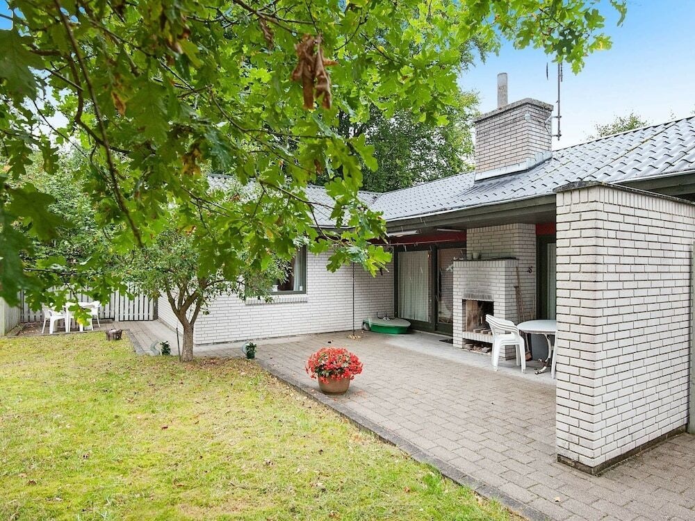 Delightful Holiday Home In Glesborg With Roofed Terrace