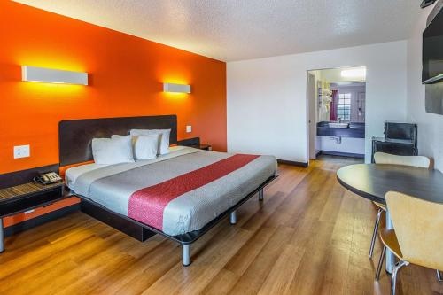 Motel 6 Waxahachie, TX