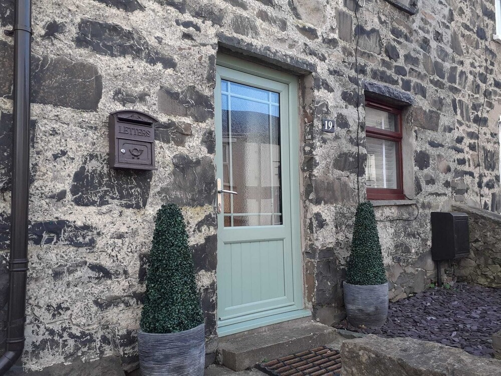 Immaculate 1 Bedroom Cottage Sea View From Bedroom