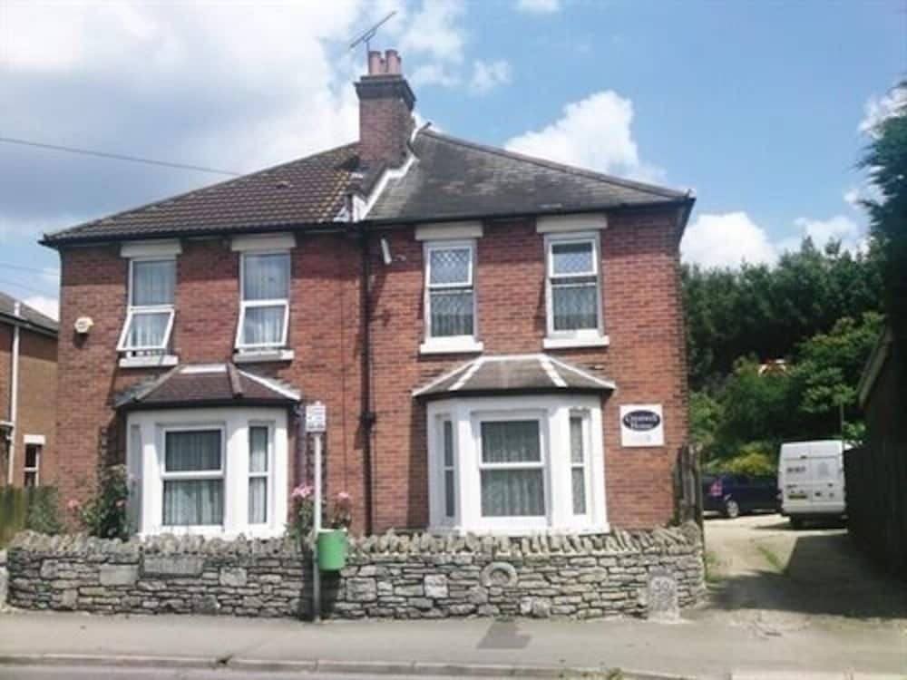 Crestwell House Bed & Breakfast