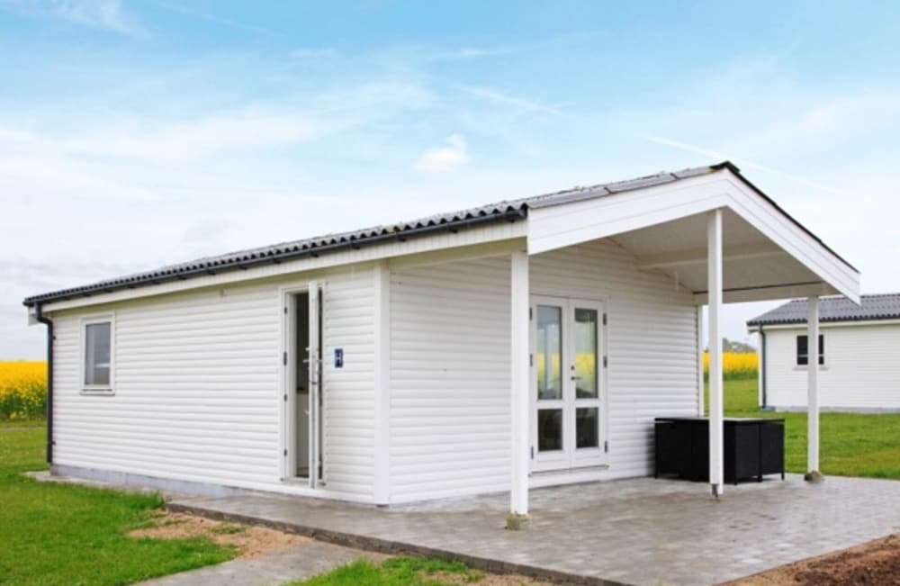 Charming 2-bedroom 12H Ocean Retreat, Summerhouse