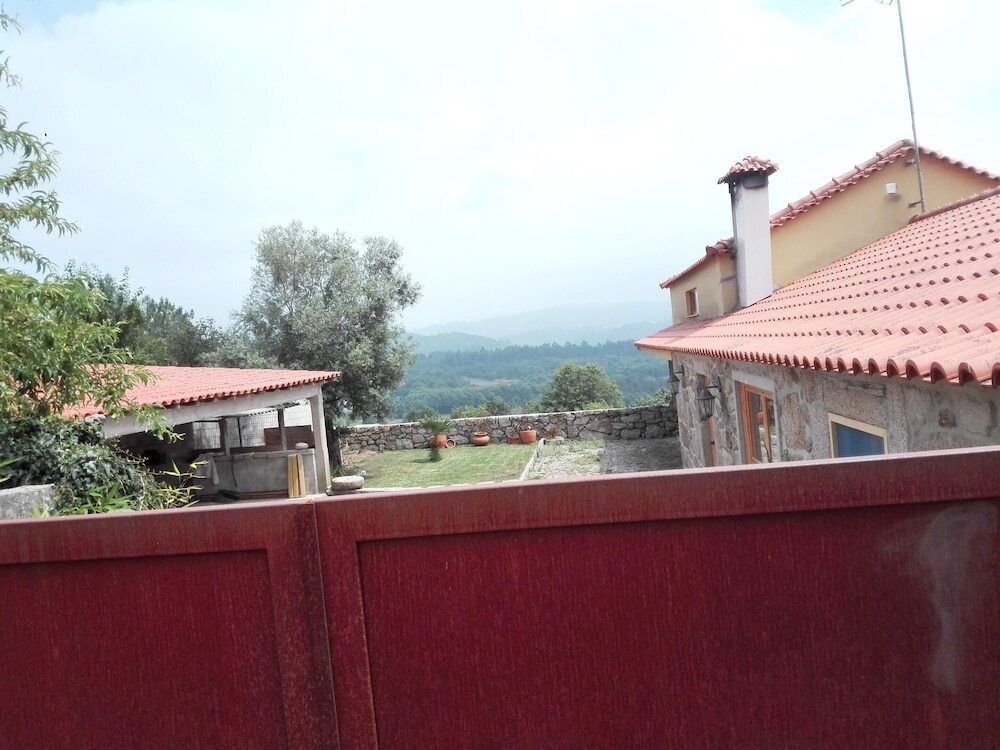 House With 3 Bedrooms in Cossourado, With Wonderful Mountain View, Enclosed Garden and Wifi Near the Beach
