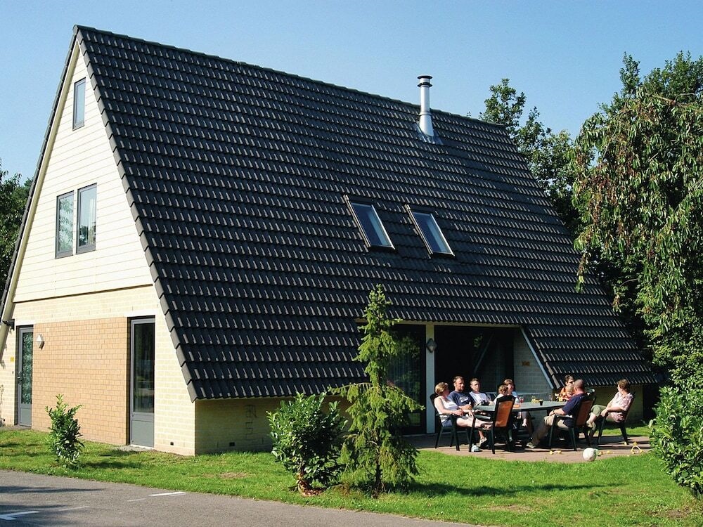 Detached Villa With Fireplace, 4 Bathrooms, Near Golf Course