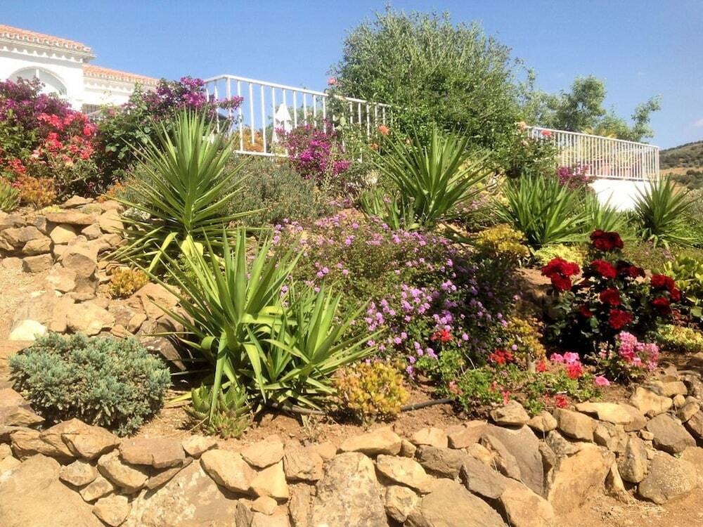 Lovely Holiday Home With Private Swimming Pool In Almogia