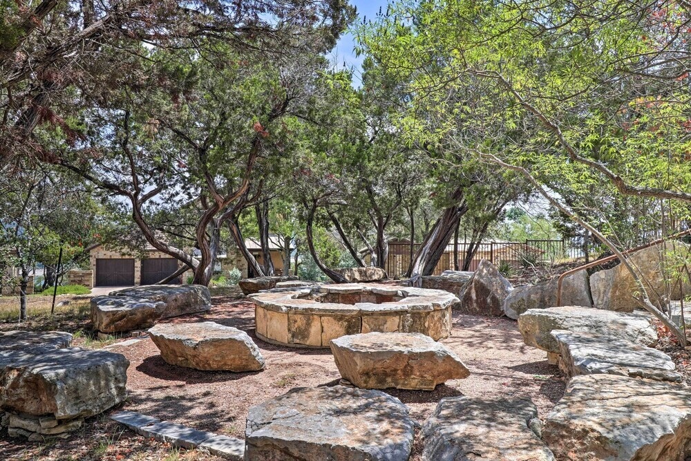 Lake Travis Condo W/ Resort Amenity Access!