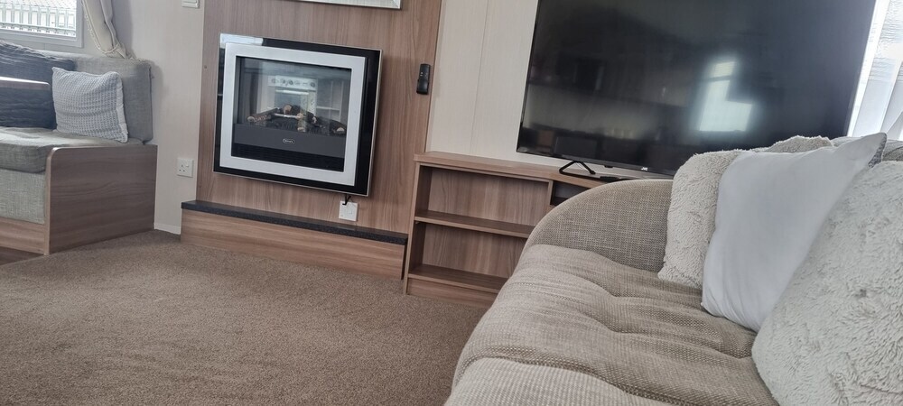 Lovely 8 Berth Direct Beach Access