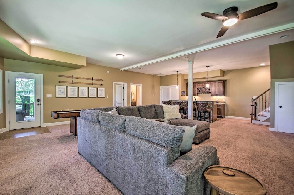 Luxe Wintergreen Resort Escape W/ Hot Tub!