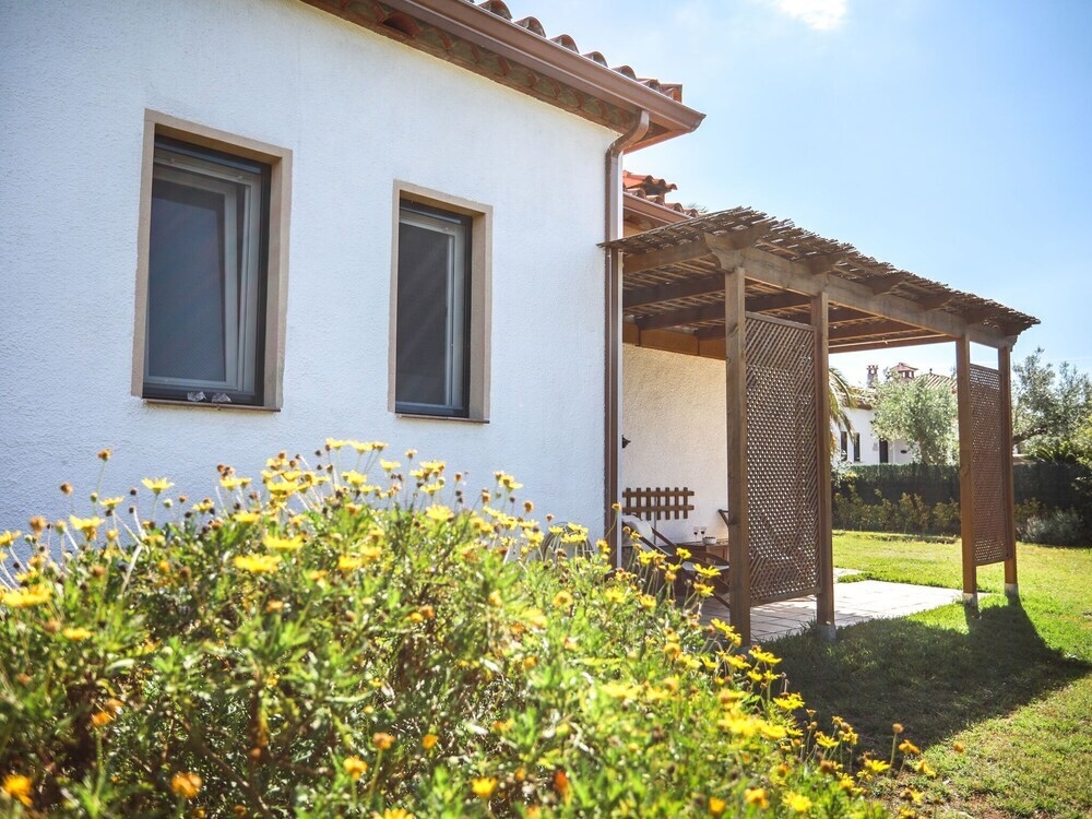 Pleasant Holiday Home In Vilacolum With Shared Swimming Pool