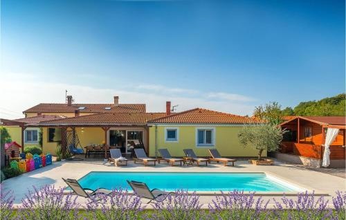 Four bedroom Holiday Home In Loborika