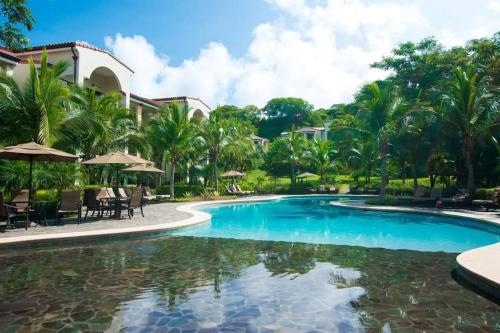 Chic Minimalist Condo with Swimming Pool, Hot Tub, and Beach Club Access
