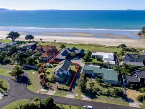 Kiwi Kuta With Direct Beach Access -Matarangi Home