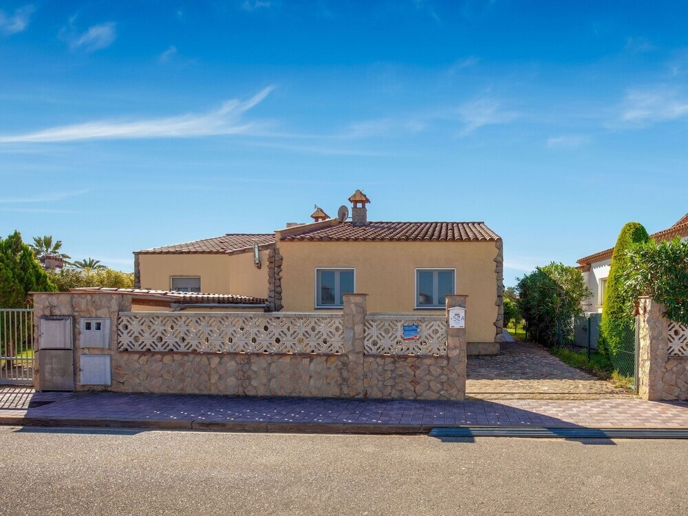 Quaint Holiday Home In Vilacolum With Swimming Pool