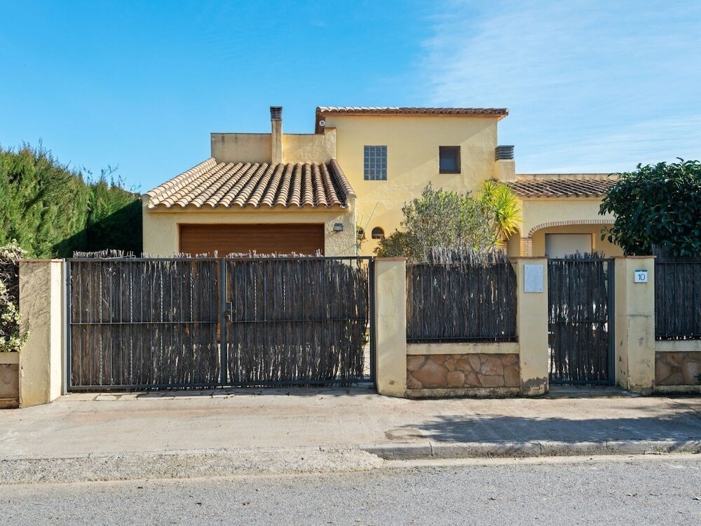 Cosy Holiday Home In Sant Pere Pescador With Private Swimming Pool