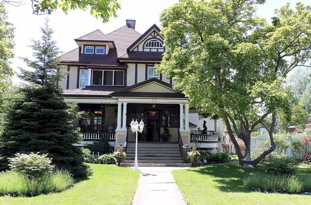 Elevate Rooms at Home B&B at the Rose Manor