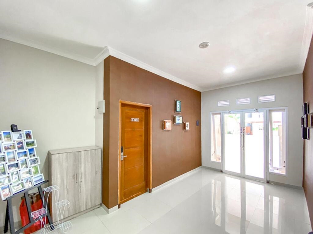 RedDoorz Premium near Museum Angkut Batu 3