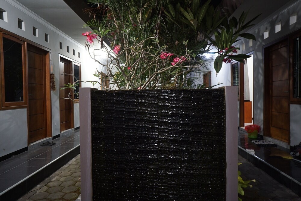 OYO Life 93045 Kost Putra Bu Ketut