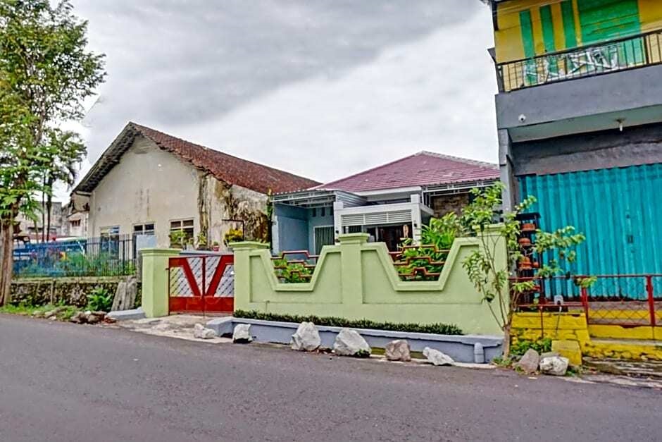 Oyo 90729 Sekar Guest House Jember