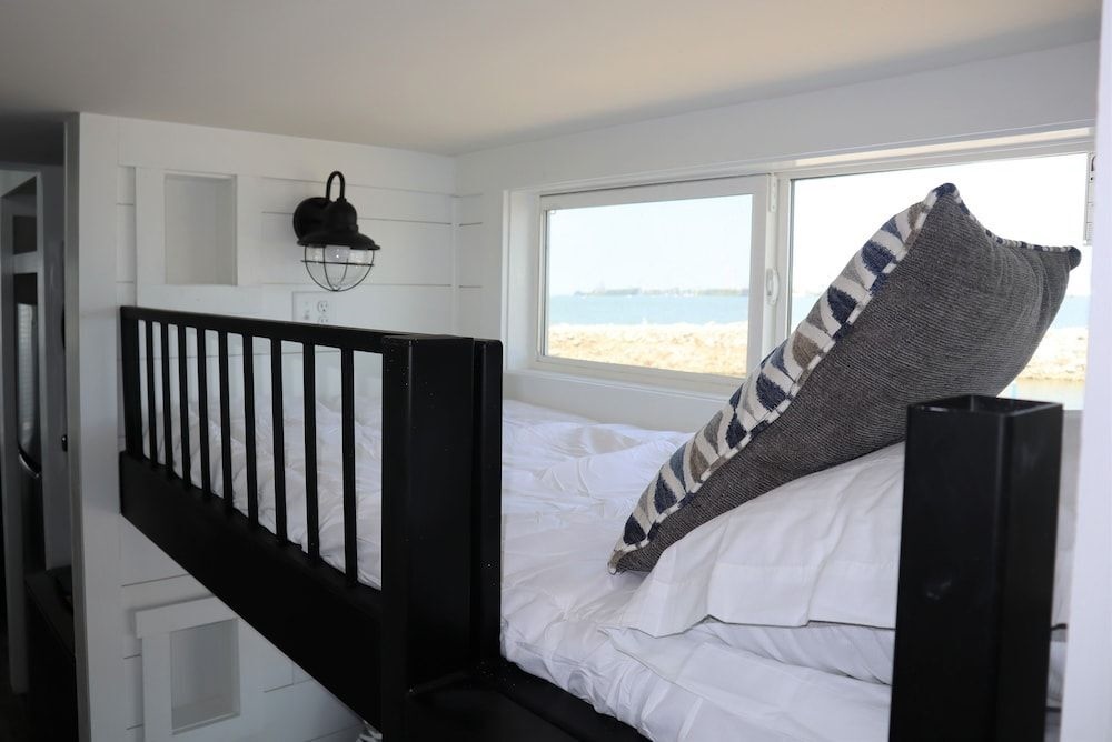 Bayfront Resort At Cross View