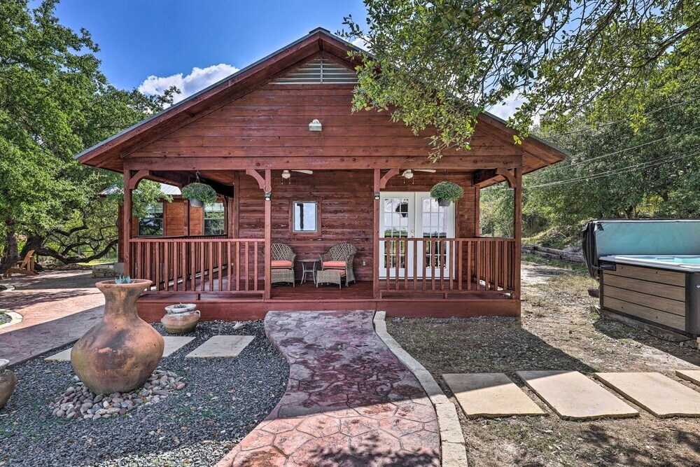 Dripping Springs Cabin W/ Pool, Hill Country Views