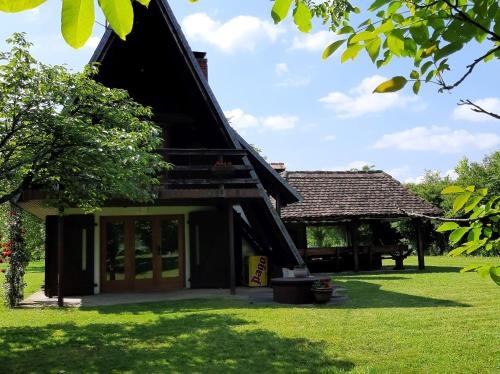 Riverside House With Hot Tub