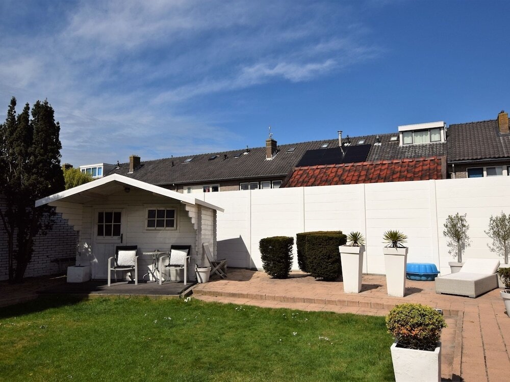 Holdiay Home in Den Helder with private terrace and garden