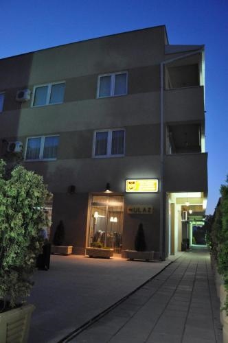 Hotel Tri O Topola