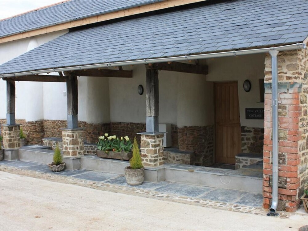 Large, Modern Farmhouse In Umberleigh, With Heigh Ceilings And Beautiful Terrace