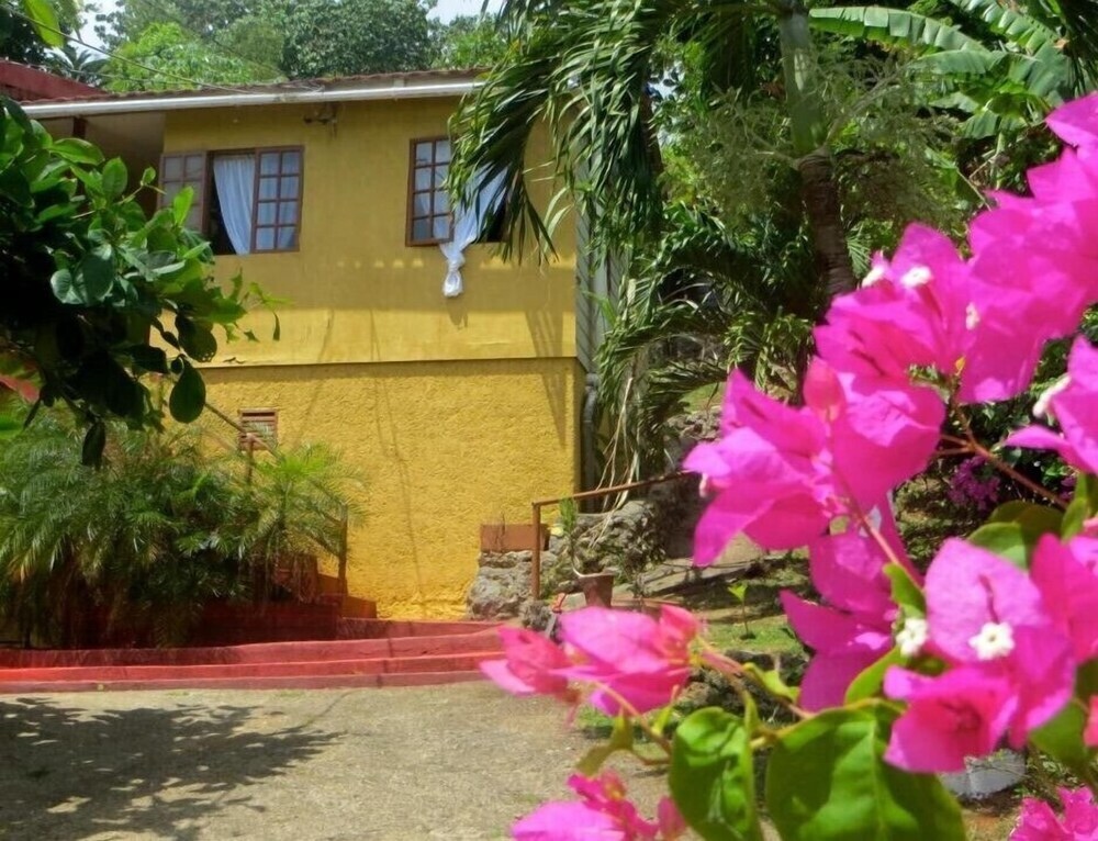 La Familia Guesthouse