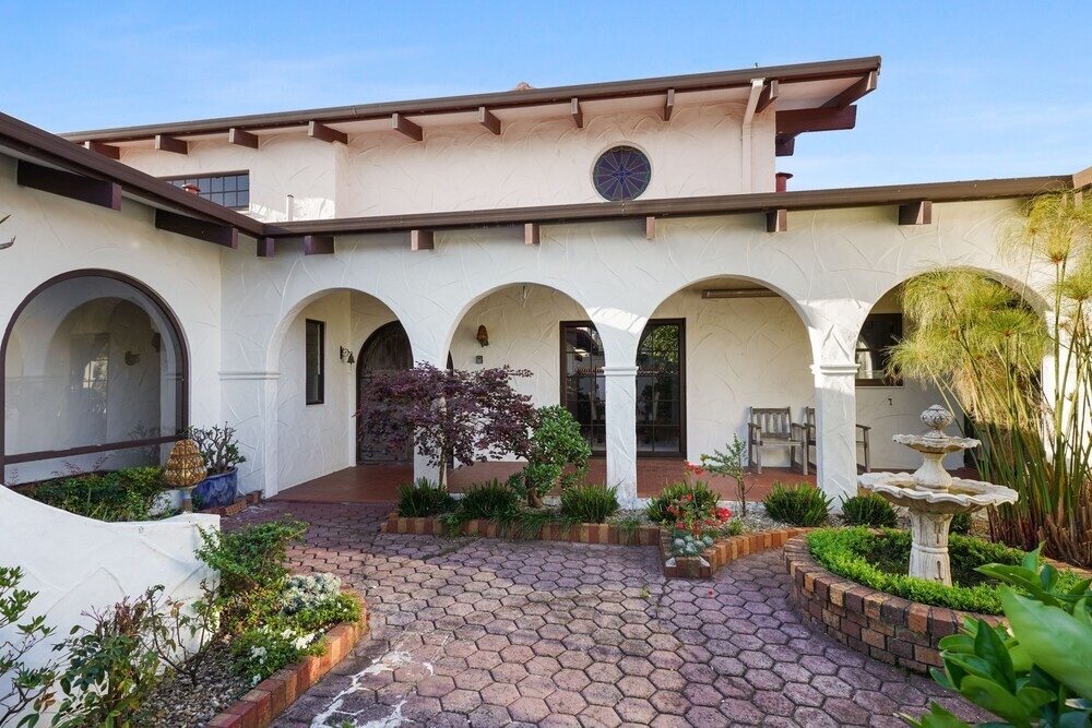Magnificent Beachfront Mansion - Pool