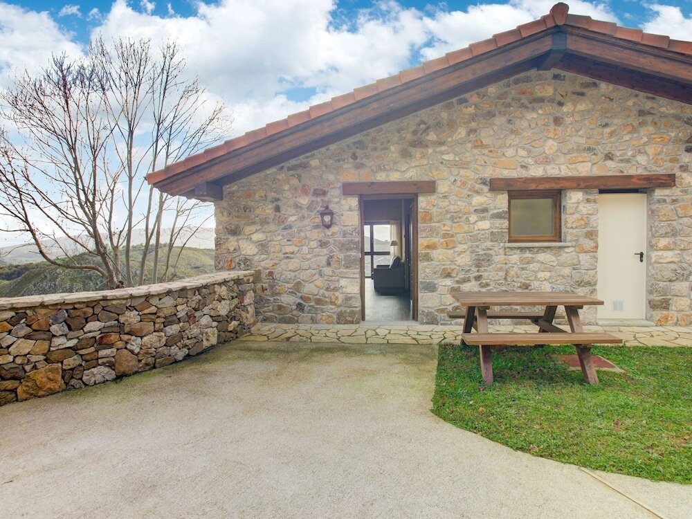 Luxurious Mansion in Cangas de Onís with Meadow View