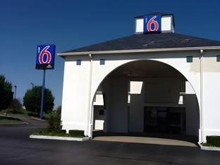 Motel 6 Dickson, TN