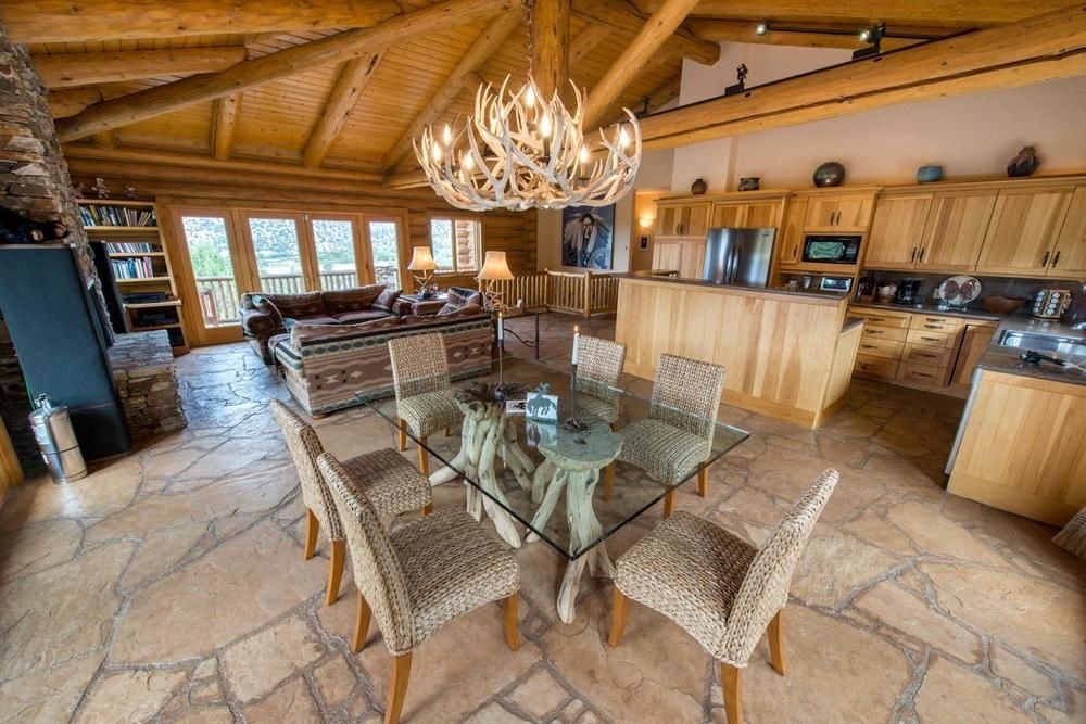 Luxurious Log Cabin Near Moab & Red Rock Canyons!
