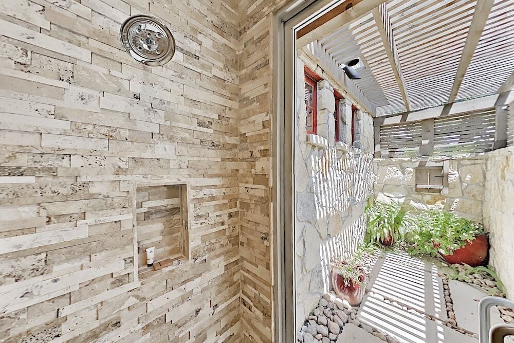 Luxury W/ Private Hot Tub & Outdoor Kitchen 3 Bedroom Home